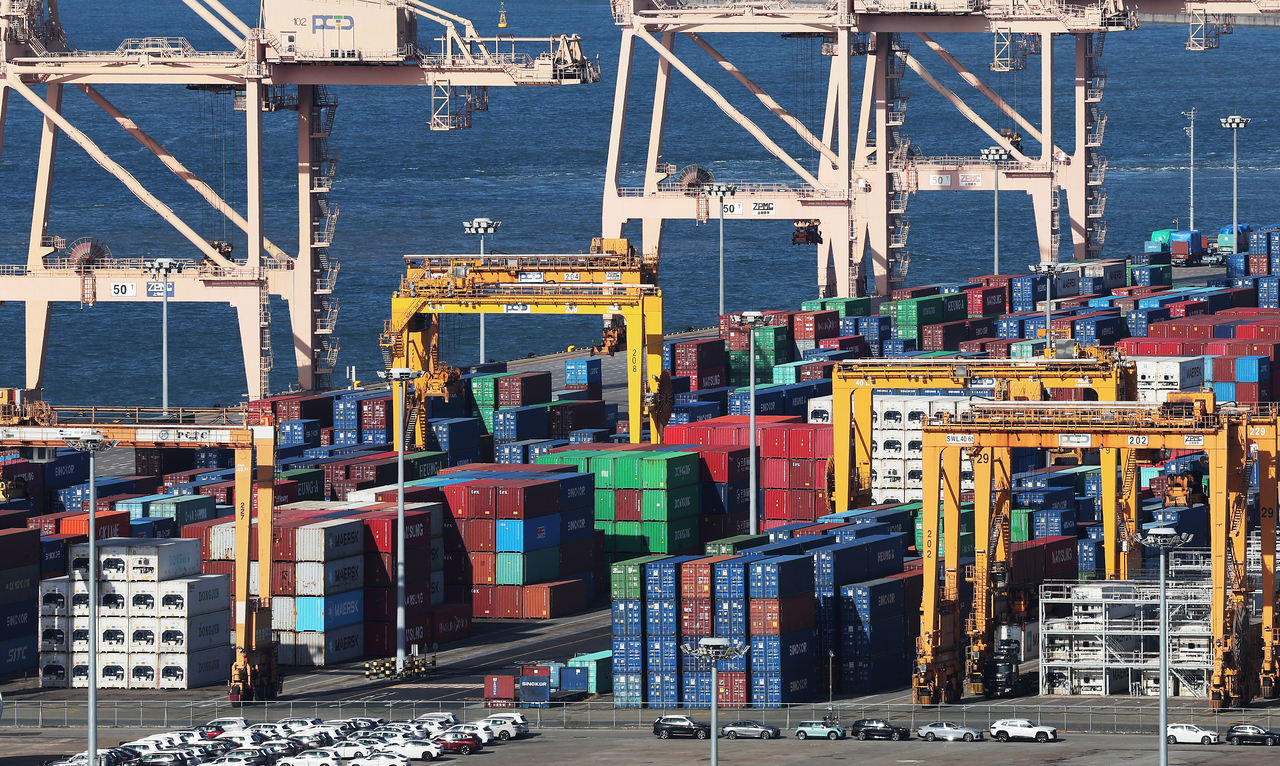 Containers are stacked at a port in Pyeongtaek, south of Seoul, on Jan. 1. (Yonhap)