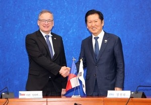 Ruling party chair, Czech envoy assess bilateral ties