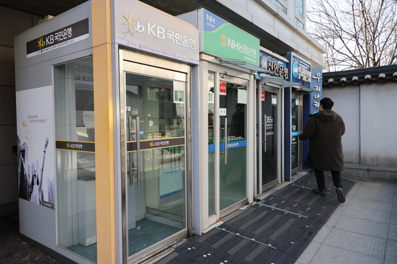 서울 시내에 설치된 현금자동입출금기(ATM). [연합]