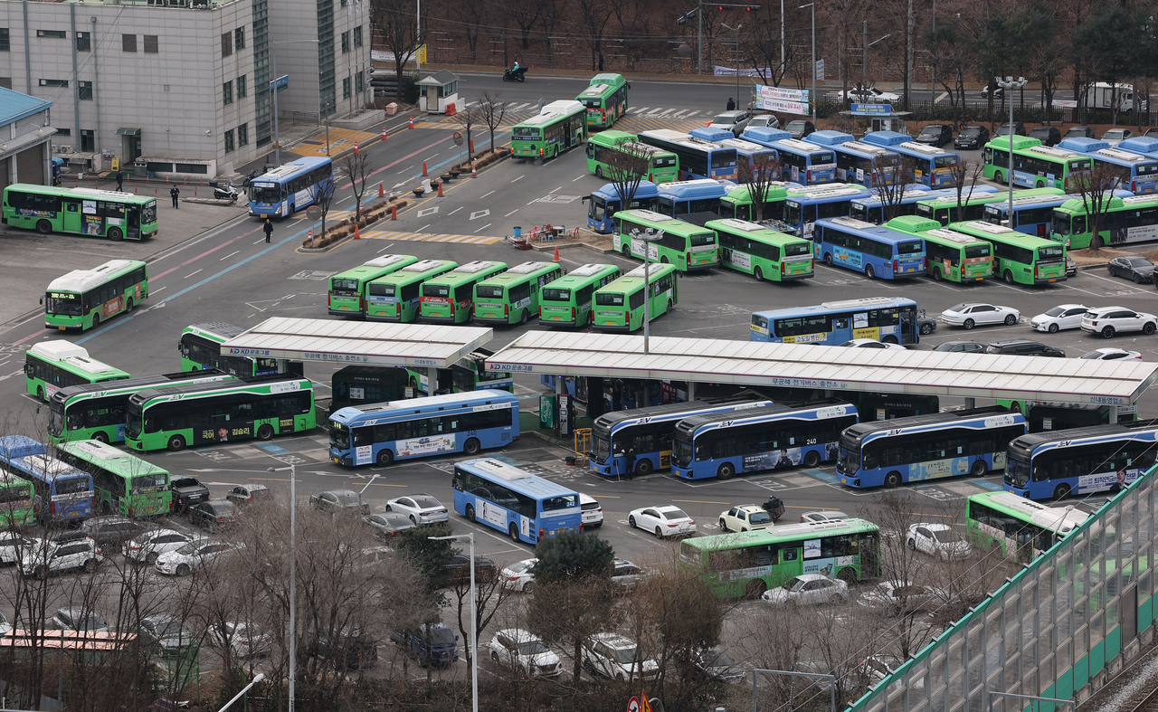 Seoul city buses are parked at a public bus depot in Seoul on Jan. 12, one day before a city bus strike scheduled. (Yonhap)