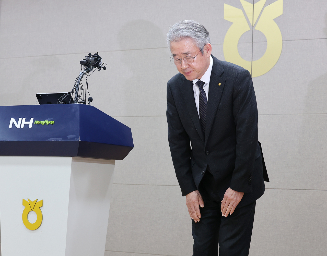 Kang Ho-dong, head of the National Agricultural Cooperative Federation, bows during a press conference at the federation's headquarters in Seoul on Tuesday to issue a public apology over recent allegations of lax management. (Yonhap)