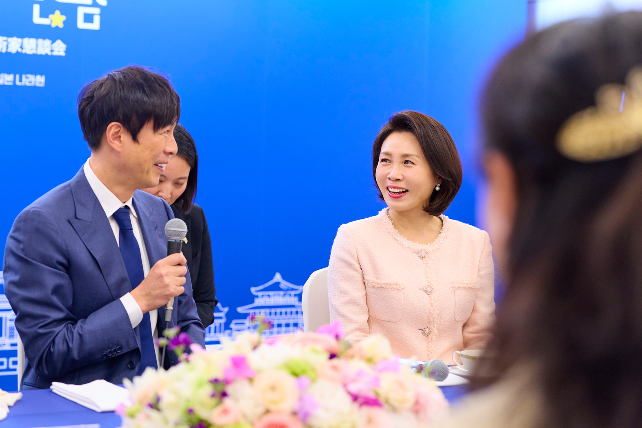 First lady Kim Hea Kyung (right, back) (Pool photo via Yonhap)
