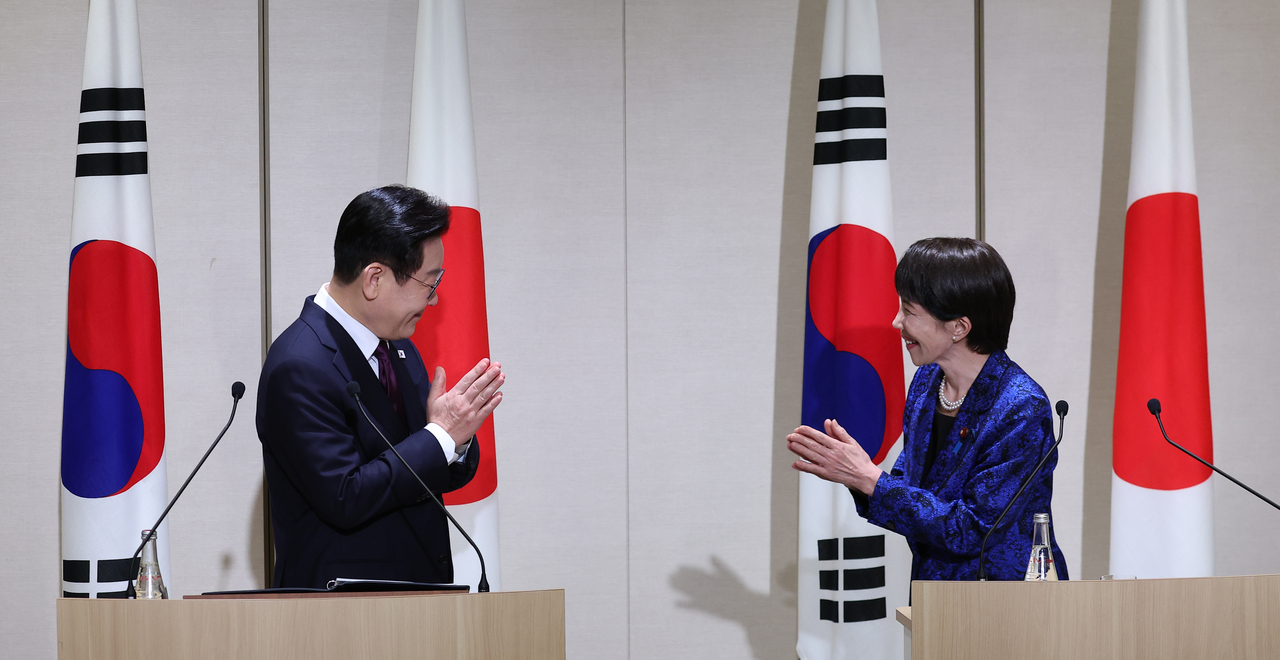 South Korean President Lee Jae Myung and Japanese Prime Minister Sanae Takaichi applaud following their joint press conference after a summit in Nara Prefecture, Japan, on Tuesday. (Yonhap)