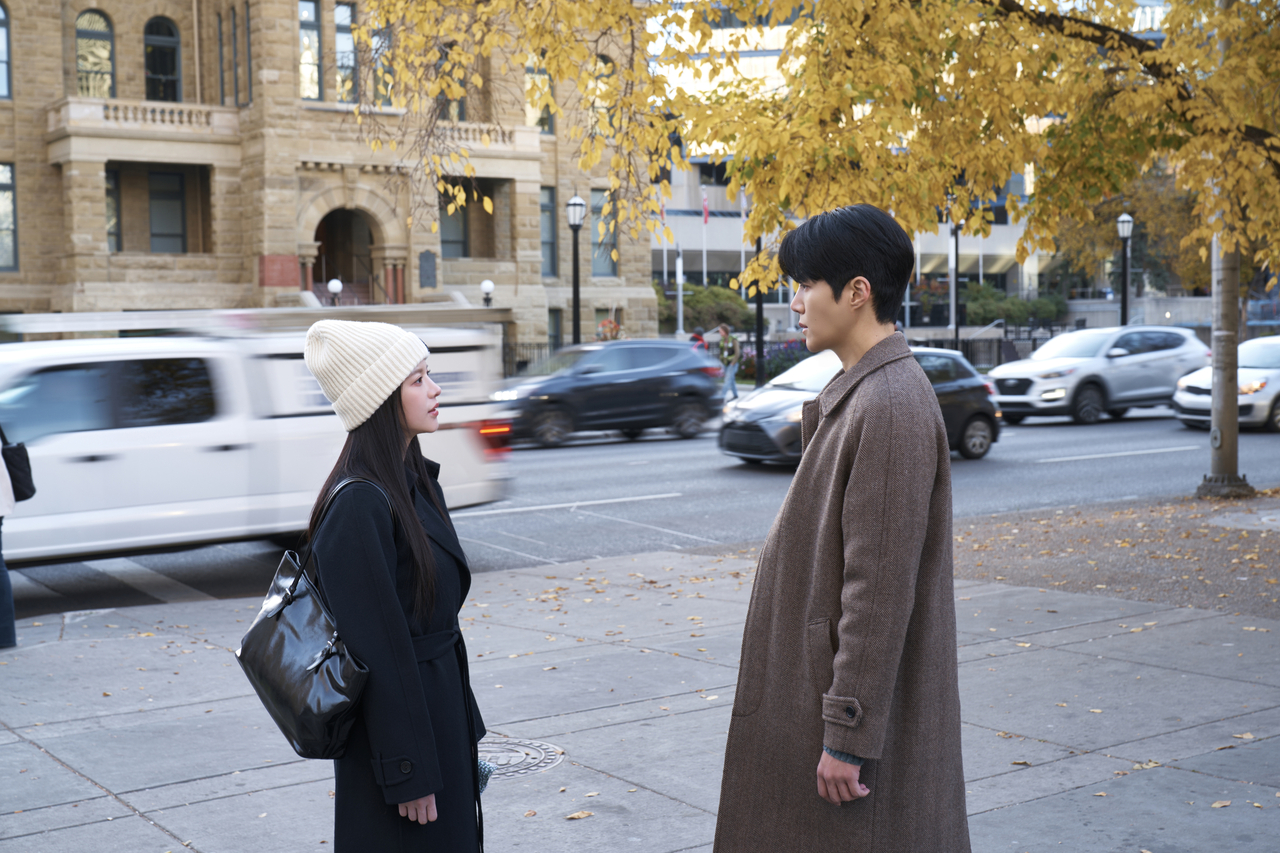 "Can This Love Be Translated?" starring Go Youn-jung (left) and Kim Seon-ho (Netflix)
