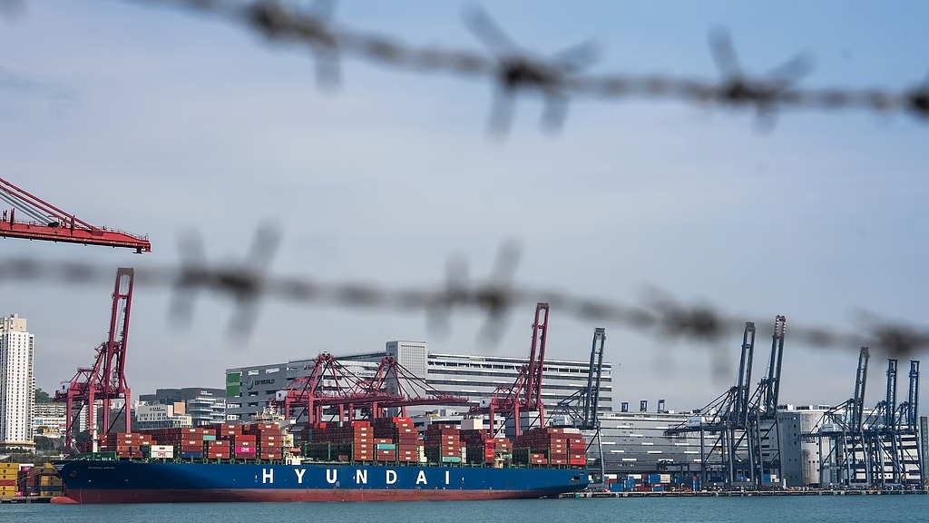 A container ship is docked at Kwai Chung Container Terminal in Hong Kong on Tuesday, Apr. 8, 2025.Photo [AP]