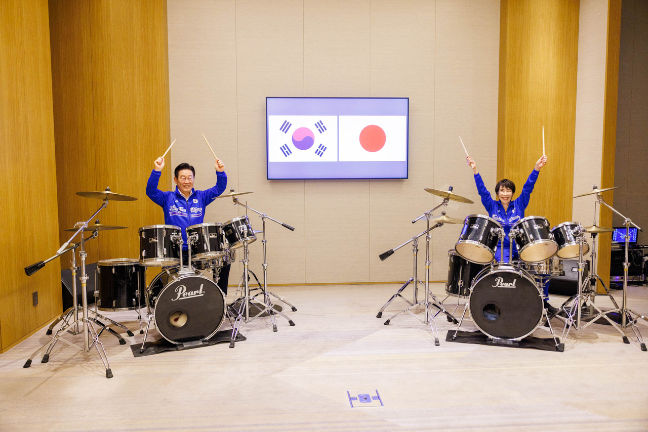 South Korean President Lee Jae Myung (left) and Japanese Prime Minister Sanae Takaichi play the drums following their joint press conference after a summit in Nara prefecture, Japan, Tuesday. (Japanese Prime Minister's Office)