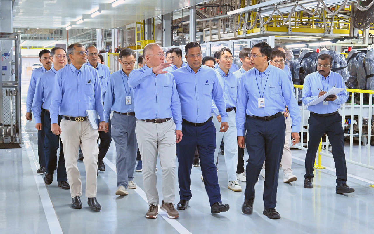 Hyundai Motor Group Chair Chung Euisun inspects a production line with employees at Hyundai Motor’s Chennai plant in India. (Hyundai Motor Group)