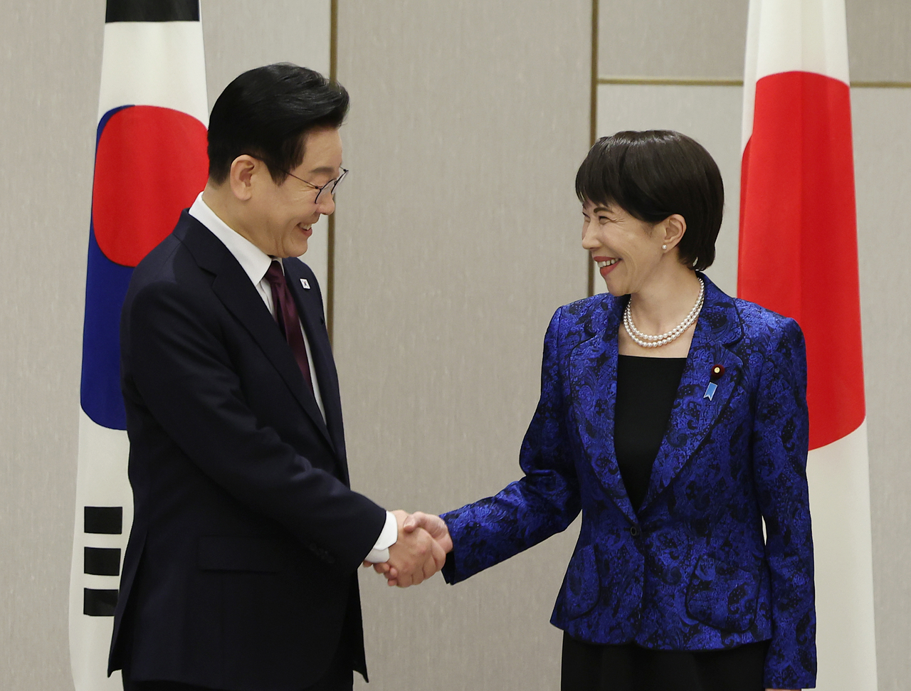 South Korean President Lee Jae Myung (left) shakes hands with Japanese Prime Minister Sanae Takaichi ahead of their talks in the ancient capital of Nara, western Japan, on Tuesday. (Yonhap)