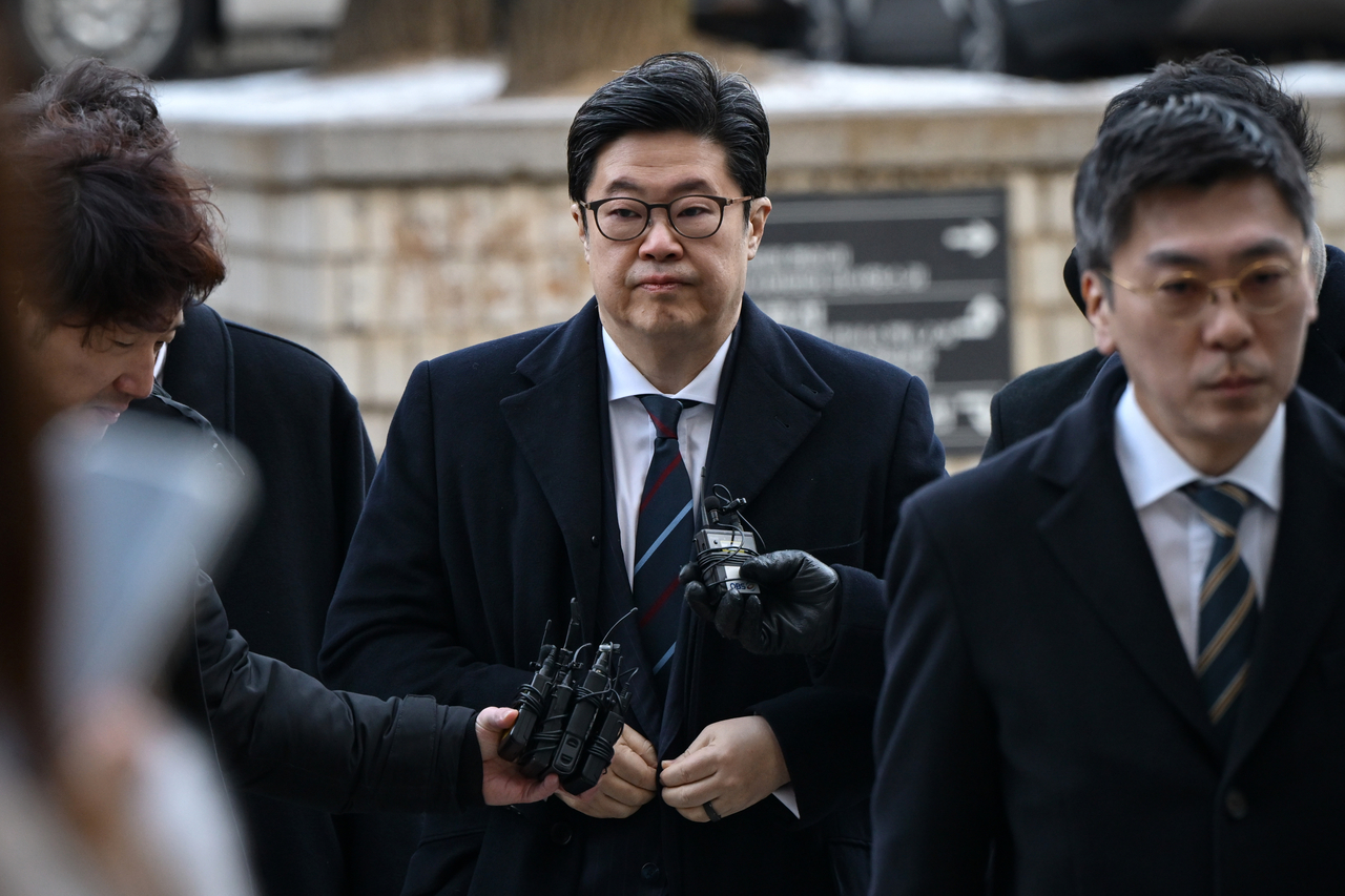 Kim Byung-ju, chairman of private equity firm MBK Partners, arrives at the Seoul Central District Court in southern Seoul on Tuesday, to attend his arrest warrant hearing. (Yonhap)