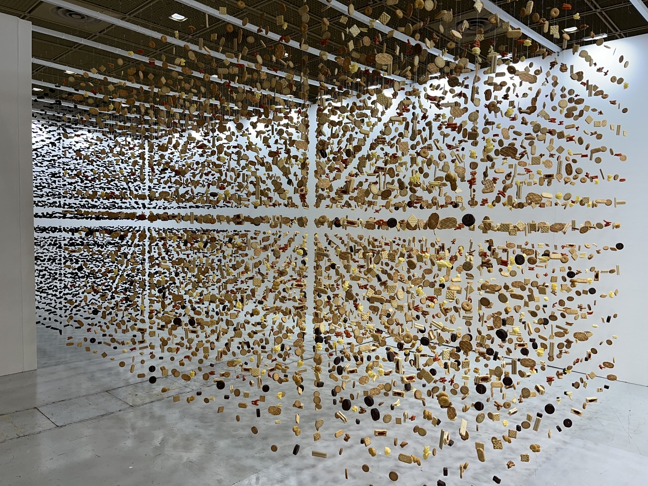 "An Aggregation — Treat," by Bahk Seon-ghi, is installed at the International Sculpture Festa, Wednesday at Coex in Seoul (Bahk Seon-ghi)