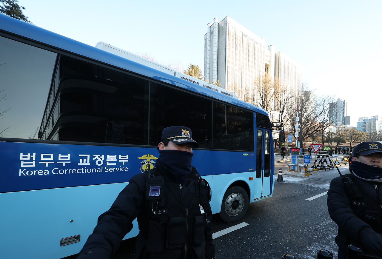 A Justice Ministy bus, thought to be carrying ex-President Yoon Suk Yeol, is entering the Seoul Central District Court on Tuesday. (Yonhap)