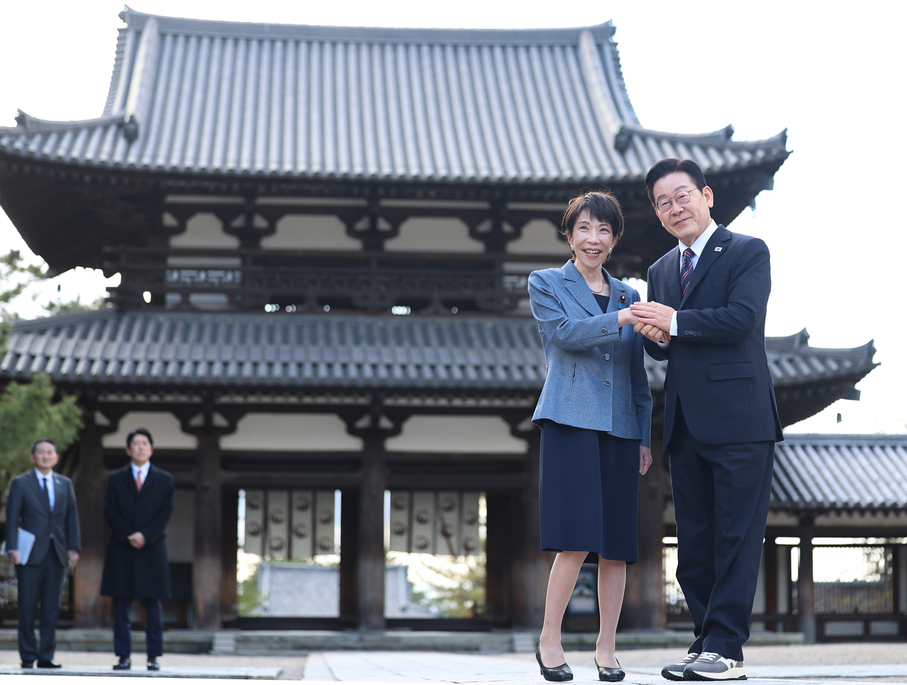 South Korean President Lee Jae Myung (right) and Japanese Prime Minister Sanae Takaichi pose for a photo during a visit to Horyu-ji, a World Heritage-listed Buddhist temple founded in the seventh century, in Nara prefecture, western Japan, Wednesday. (Yonhap)