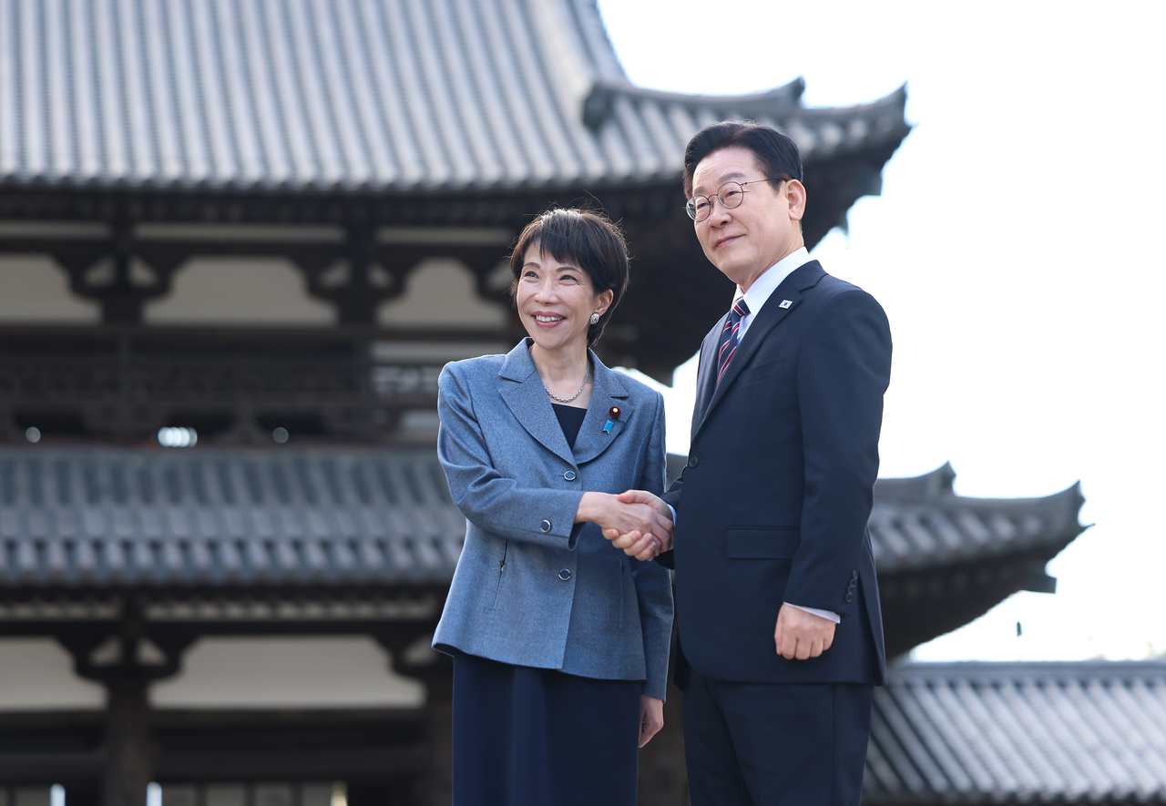 President Lee Jae Myung (right) and Japanese Prime Minister Sanae Takaichi pose for a photo during their visit to Horyu-ji Temple in Nara, Japan, on Thursday. (Yonhap)