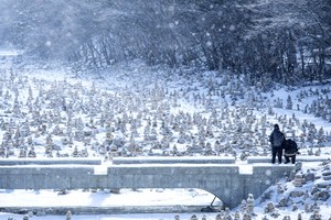 Cairns endure snowstorm at Baekdamsa