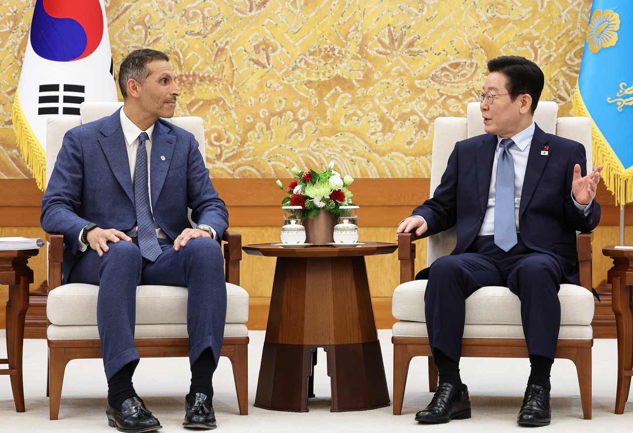 President Lee Jae Myung (right) speaks with Khaldoon Khalifa Al Mubarak, chair of the Executive Affairs Authority of Abu Dhabi, during their meeting at Cheong Wa Dae in Seoul on Thursday. (Yonhap)