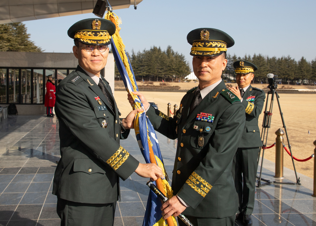 김규하(왼쪽) 육군참모총장과 박진희 제41대 육군3사관학교 교장.[육군3사관학교 제공]