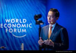 Hanwha vice chair urges clean energy marine ecosystem ahead of Davos