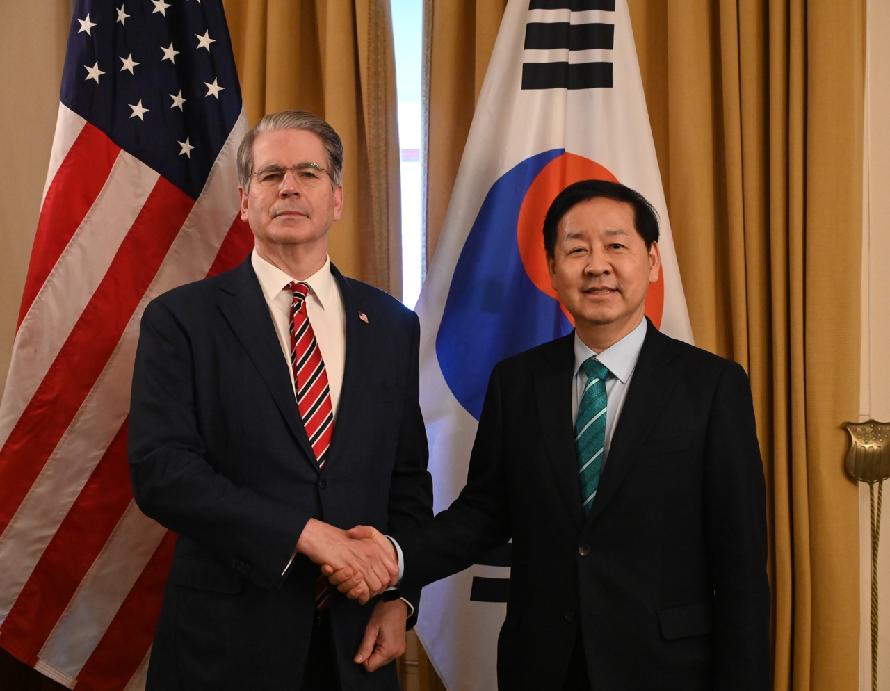 South Korean Deputy Prime Minister Koo Yun-cheol (right) and US Treasury Secretary Scott Bessent pose at a meeting in Washington, Monday. (Finance Ministry)