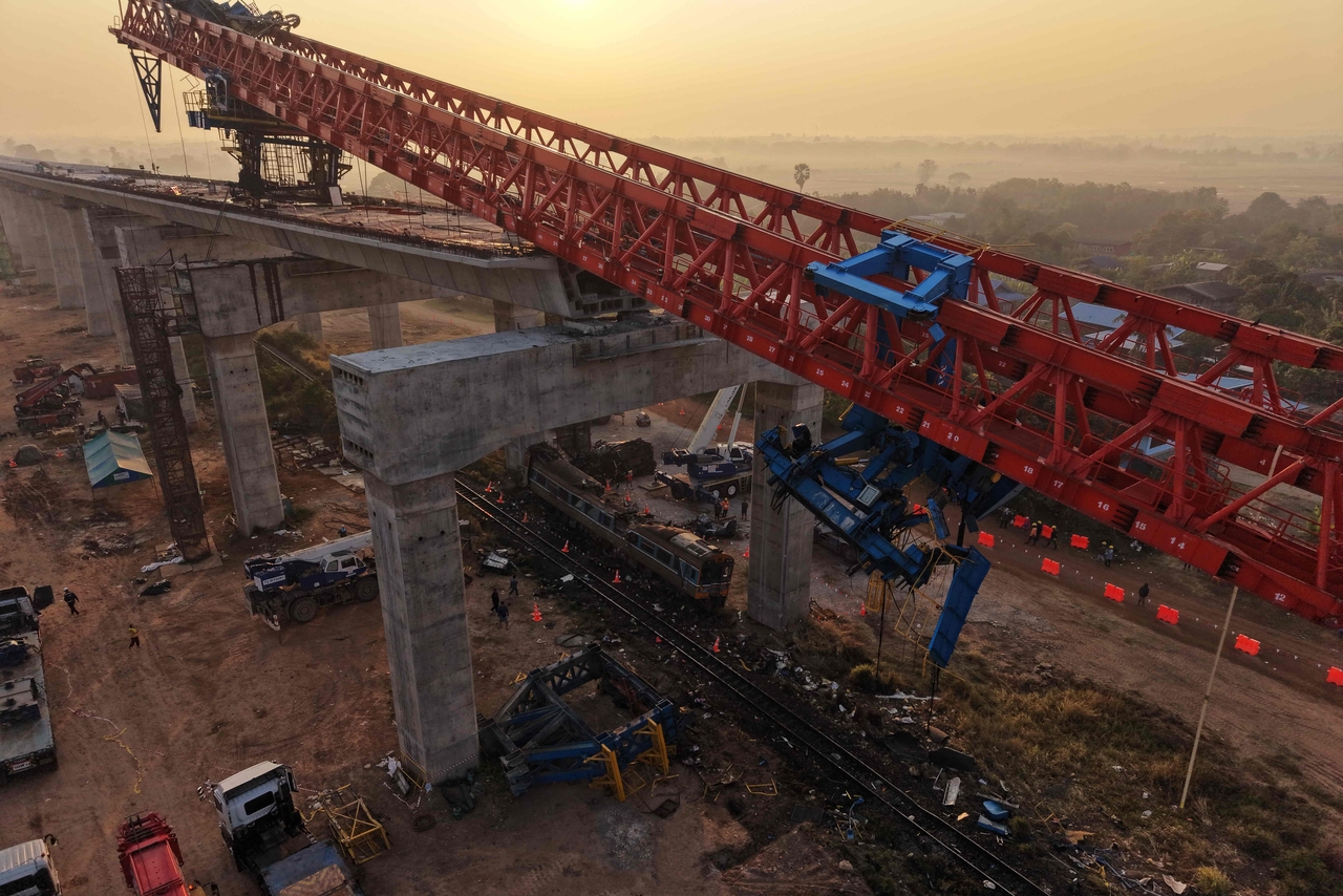 An aerial view shows the wreckage of a train that crashed when a construction crane collapsed the day before, in Thailand's Nakhon Ratchasima province on Thursday. (AFP-Yonhap)