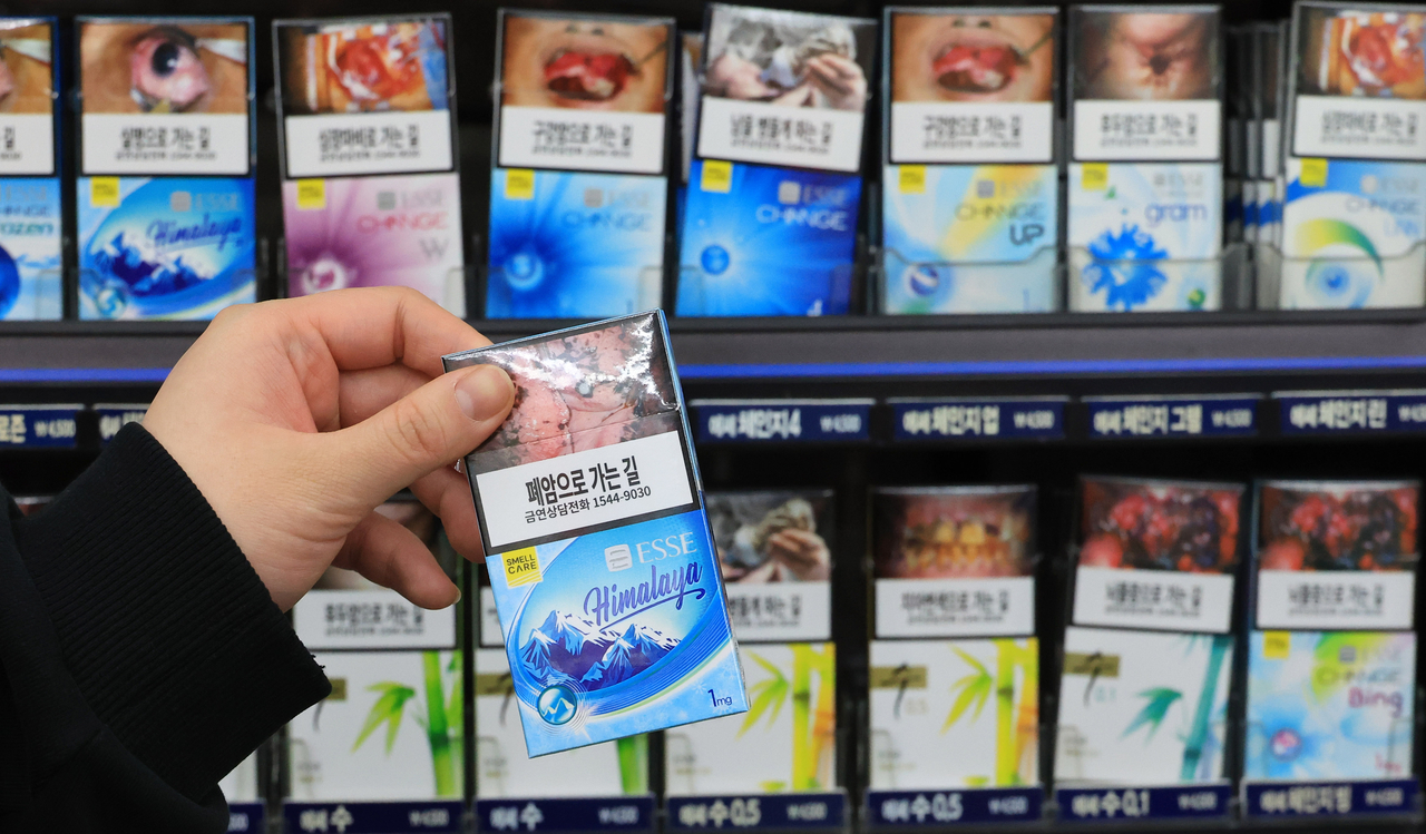 Cigarettes are displayed seen at a convenience store in Seoul on Thursday. (Yonhap)