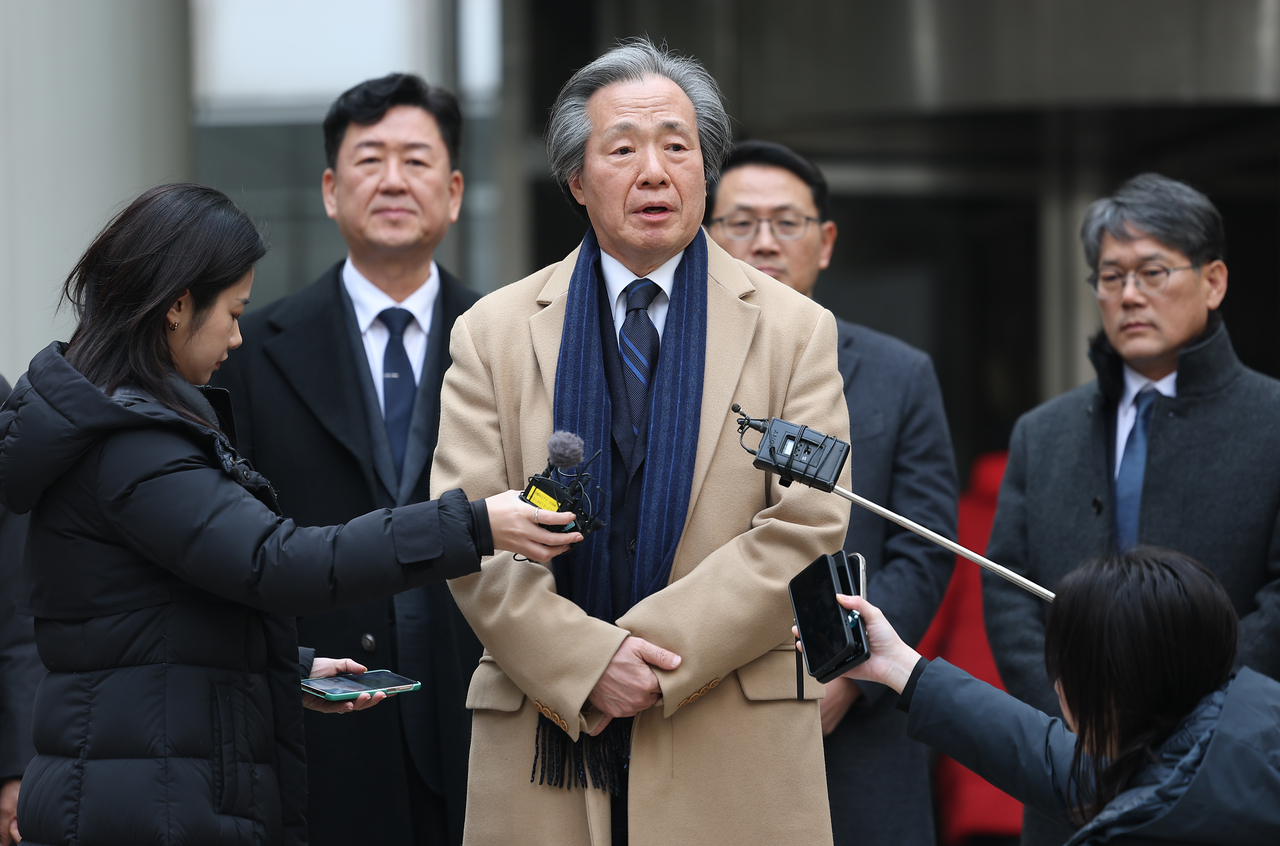 NHIS President Jung Ki-suck (center) comments on the state insurer’s legal defeat in an appellate trial against cigarette makers at the Seoul High Court in southern Seoul on Thursday. (Yonhap)