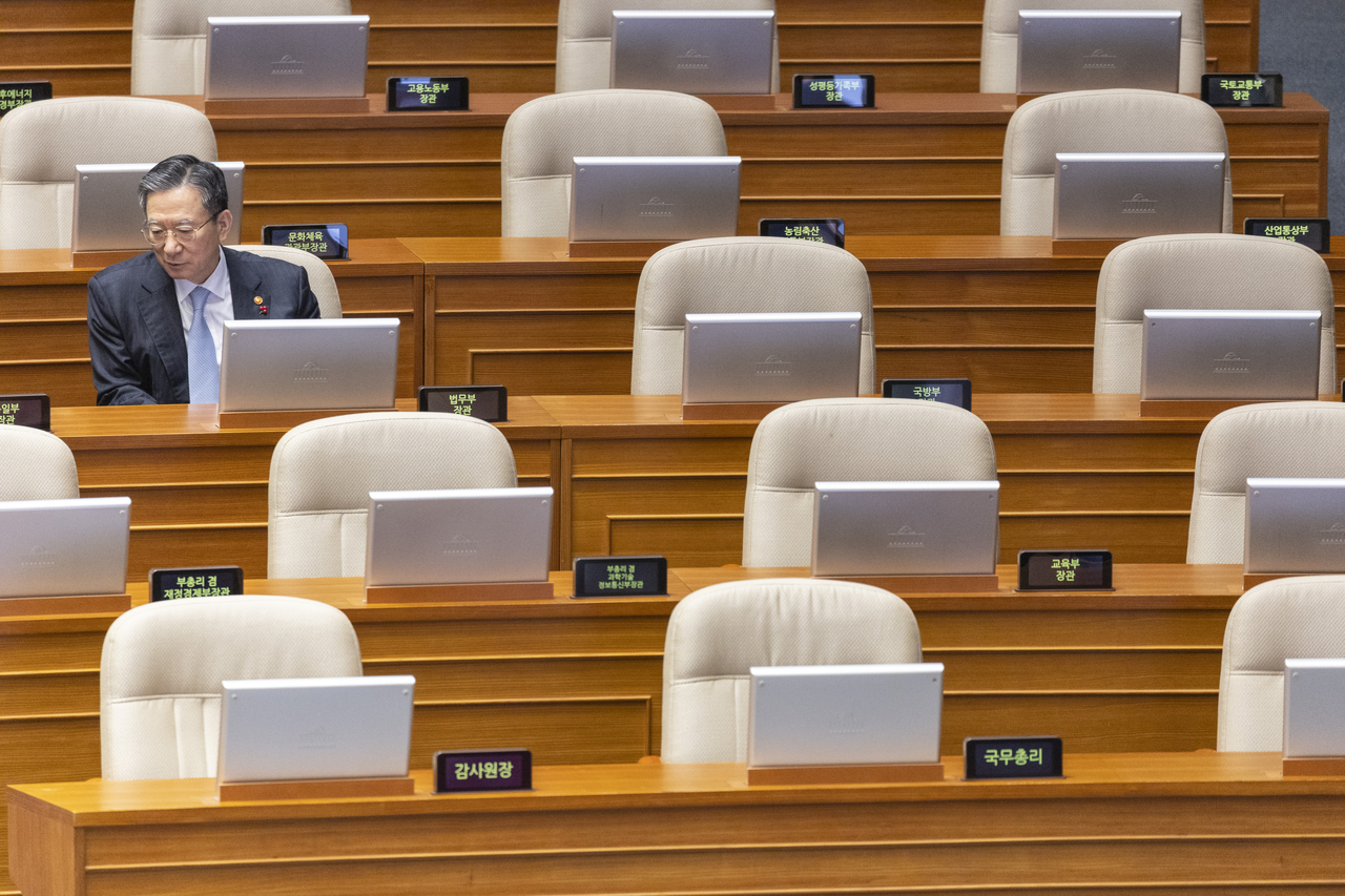 Minister of Justice Jung Sung-ho attends the National Assembly’s plenary session on Thursday, with majority of lawmakers absent due to conservative opposition parties’ filibuster protesting ruling Democratic Party of Korea’s bill for a special counsel investigation into former President Yoon Suk Yeol and his wife Kim Keon Hee. The plenary session is to carry into Friday with the filibuster having been kicked off by Rep. Chun Ha-ram of the minor conservative Reform Party. (Yonhap)