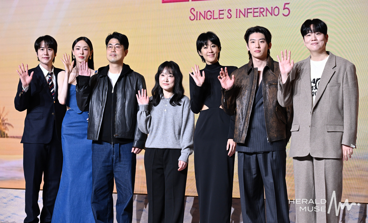 [헤럴드뮤즈=윤병찬 기자] 14일 오전 마포 호텔 나루에서 넷플릭스 예능 ‘솔로지옥5’ 제작발표회가 열렸다. 이자리에는 홍진경, 이다희, 규현, 한해, 덱스, 김재원, 김정현PD등이 참석하였다. 다섯 번째 시즌을 맞이한 레전드 데이팅 예능 ‘​솔로지옥’은 커플이 되어야만 나갈 수 있는 외딴섬, ‘지옥도’에서 펼쳐질 솔로들의 솔직하고 화끈한 데이팅 리얼리티쇼​다.