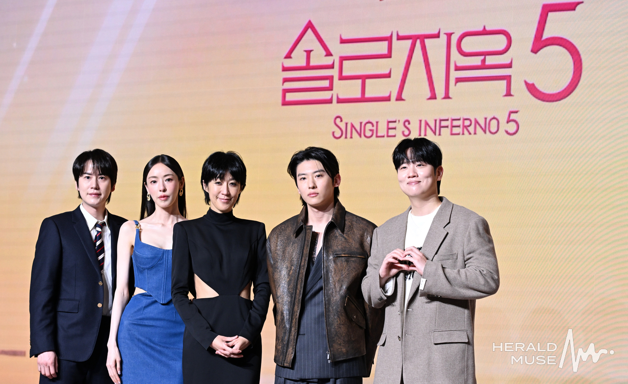 [헤럴드뮤즈=윤병찬 기자] 14일 오전 마포 호텔 나루에서 넷플릭스 예능 ‘솔로지옥5’ 제작발표회가 열렸다. 이자리에는 홍진경, 이다희, 규현, 한해, 덱스, 김재원, 김정현PD등이 참석하였다. 다섯 번째 시즌을 맞이한 레전드 데이팅 예능 ‘​솔로지옥’은 커플이 되어야만 나갈 수 있는 외딴섬, ‘지옥도’에서 펼쳐질 솔로들의 솔직하고 화끈한 데이팅 리얼리티쇼​다.