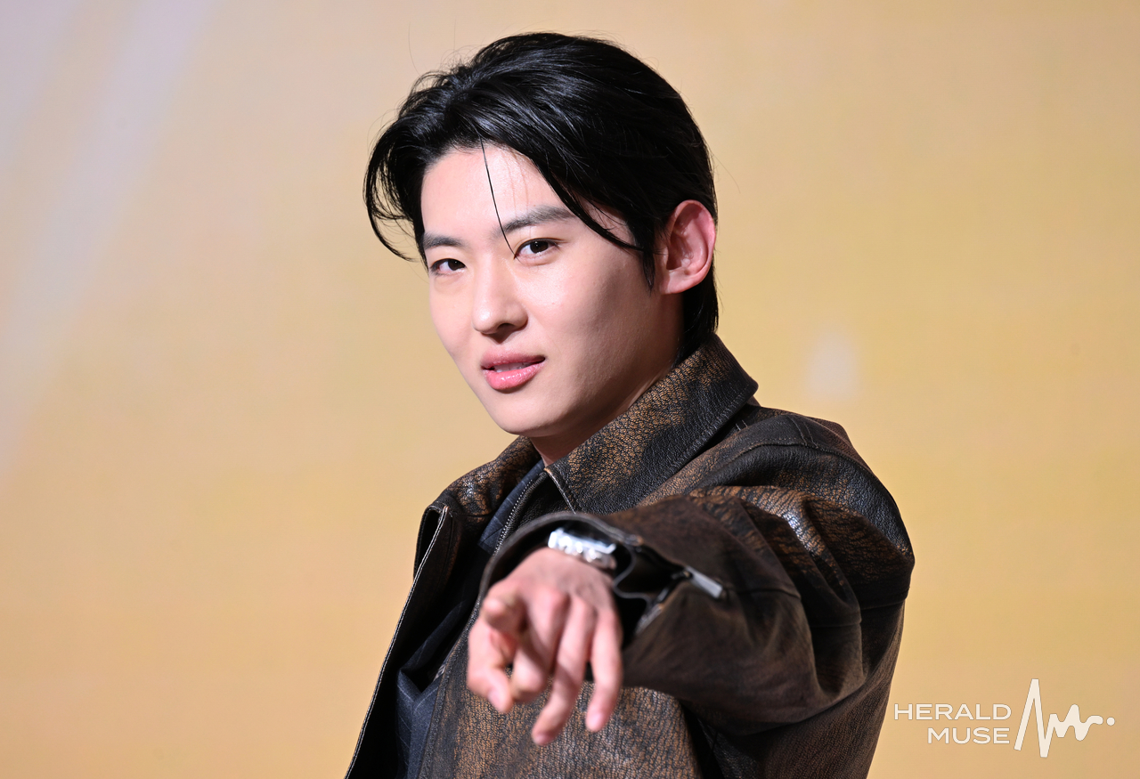 14일 오전 마포 호텔 나루에서 열린 넷플릭스 예능 ‘솔로지옥5’ 제작발표회에서 덱스가 포즈를 취하고 있다. 윤병찬 기자