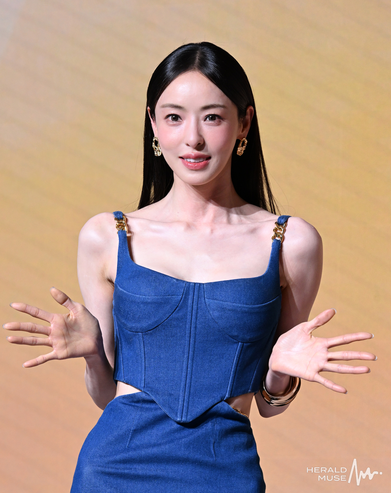 [헤럴드뮤즈=윤병찬 기자] 14일 오전 마포 호텔 나루에서 넷플릭스 예능 ‘솔로지옥5’ 제작발표회가 열렸다. 이자리에는 홍진경, 이다희, 규현, 한해, 덱스, 김재원, 김정현PD등이 참석하였다. 다섯 번째 시즌을 맞이한 레전드 데이팅 예능 ‘​솔로지옥’은 커플이 되어야만 나갈 수 있는 외딴섬, ‘지옥도’에서 펼쳐질 솔로들의 솔직하고 화끈한 데이팅 리얼리티쇼​다.