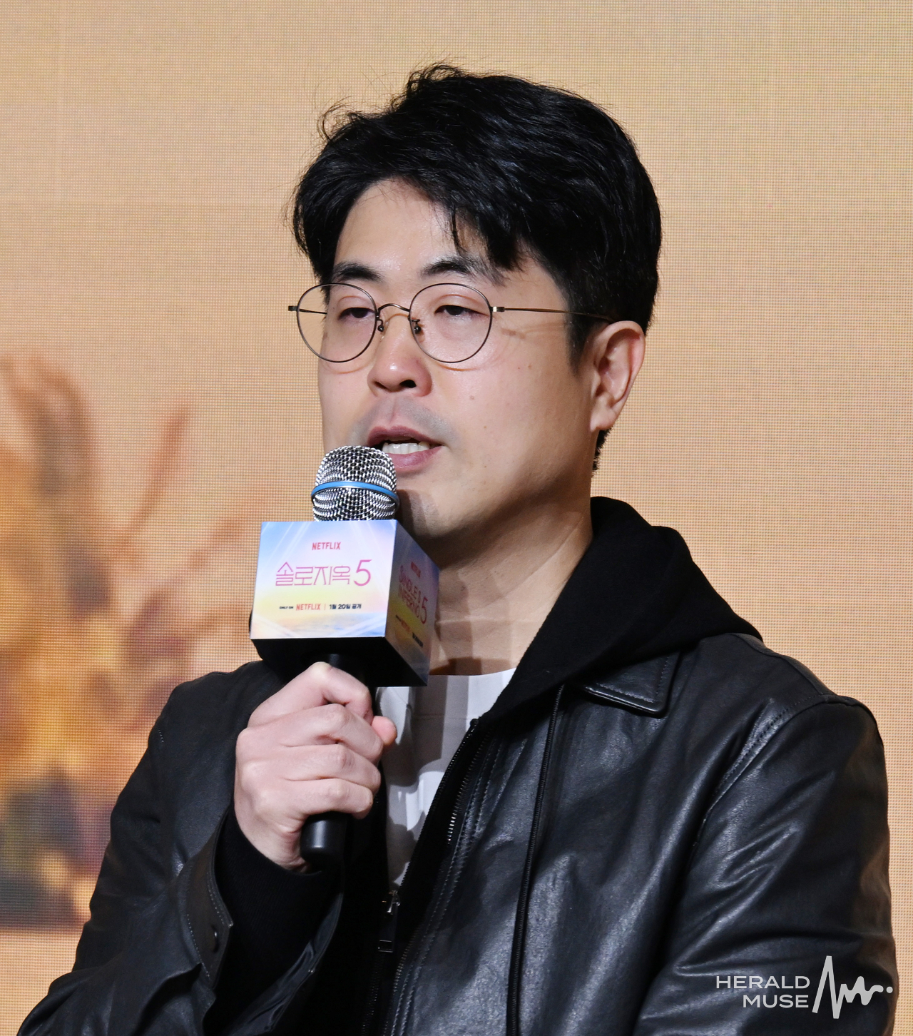 [헤럴드뮤즈=윤병찬 기자] 14일 오전 마포 호텔 나루에서 넷플릭스 예능 ‘솔로지옥5’ 제작발표회가 열렸다. 이자리에는 홍진경, 이다희, 규현, 한해, 덱스, 김재원, 김정현PD등이 참석하였다. 다섯 번째 시즌을 맞이한 레전드 데이팅 예능 ‘​솔로지옥’은 커플이 되어야만 나갈 수 있는 외딴섬, ‘지옥도’에서 펼쳐질 솔로들의 솔직하고 화끈한 데이팅 리얼리티쇼​다.
