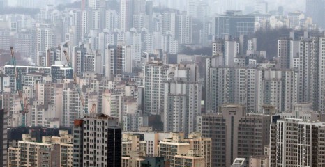 한국부동산원의 ‘2025년 12월 전국 주택가격동향조사’에 따르면 지난해 서울 아파트 매매가격 누적 상승률은 8.98%로 집계됐다. 주택 종합과 연립주택 상승률 역시 각각 7.07%, 5.26%로 최고 상승률을 보였다. 사진은 서울 시내 아파트 단지 모습.  [연합]