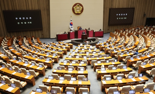 Lawmakers discuss a bill calling for a second round of the comprehensive special counsel probe into former President Yoon Suk Yeol's martial law and corruption allegations, along with other matters, during a plenary session at the National Assembly in Seoul on Thursay. (Yonhap)