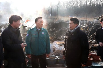 구룡마을 화재 현장 방문한 조성명 강남구청장(가운데)