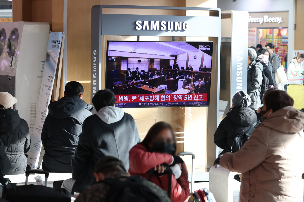 체포방해 등 혐의 尹 첫 선고 징역 5년…“대통령 권력남용 방지 규정 경시” [세상&] - 헤럴드경제