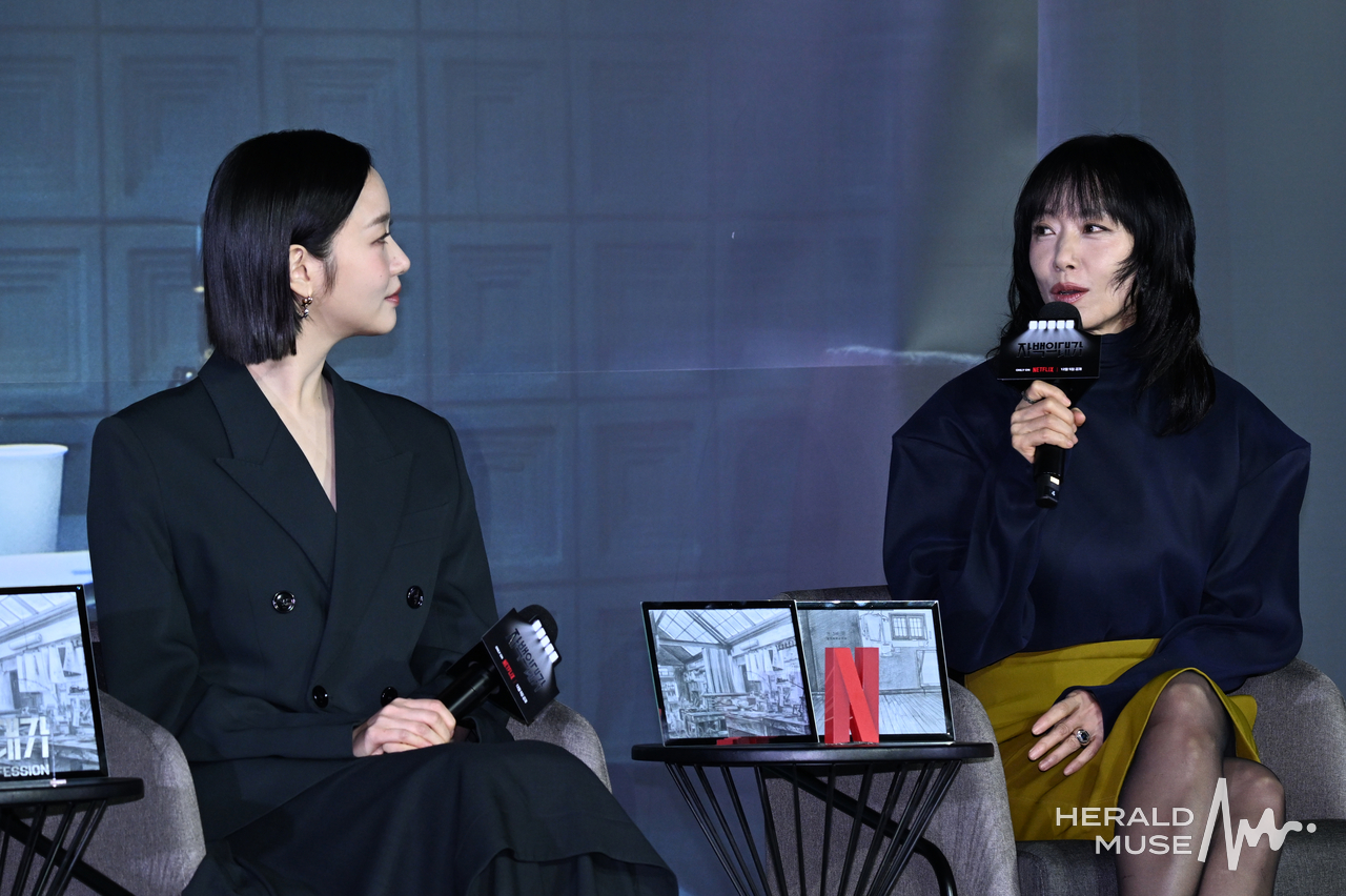 [헤럴드POP=윤병찬 기자] 넷플리스 시리드 ‘자백의대가’ 언론시사회 및 기자간담회가 3일 오후 서울 CGV아이파크몰에서 열렸다. 이자리에는 이정효 감독, 전도연, 김고은, 박해수 배우가 기자간담회에 참석했다.