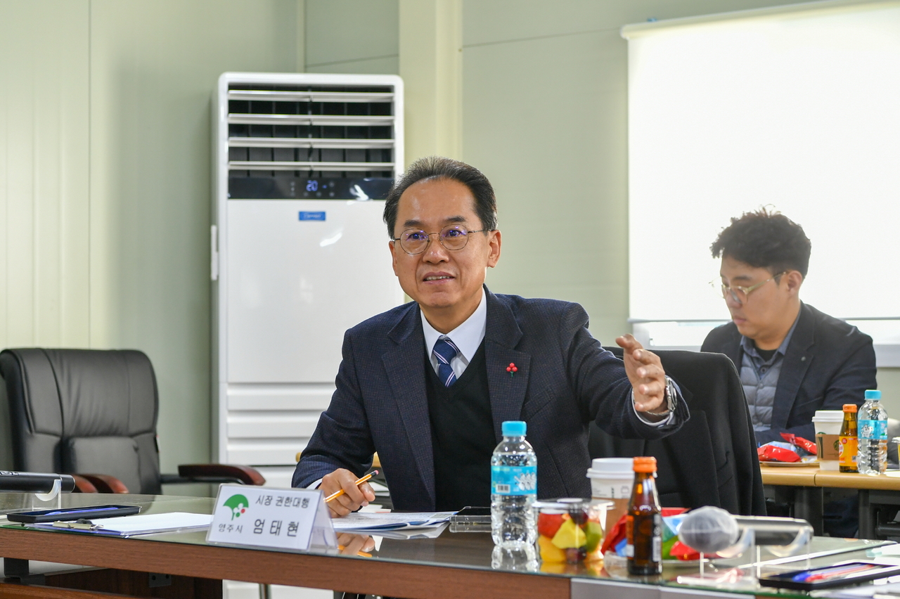 엄태현 영주시장 권한대행이 베어링국가산단 공사현황을 살피고 있다.[영주시 제공]