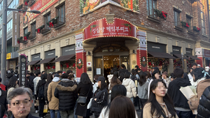 "5시간 대기줄 난리더니"...너무 잘 팔려서 동상까지 세웠다 - 뉴스 썸네일 이미지