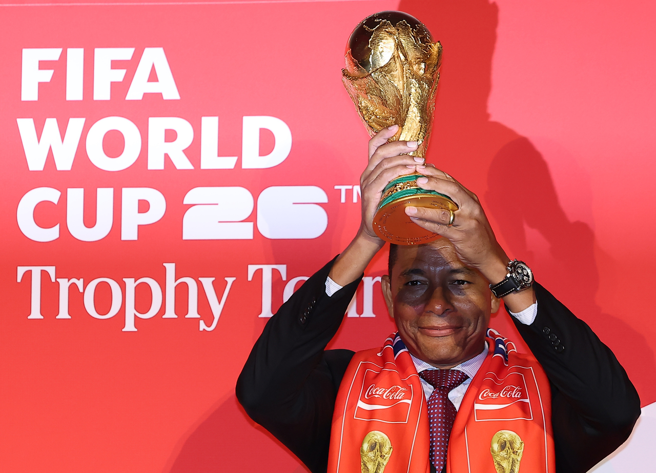 Gilberto Silva lifts the trophy during the FIFA World Cup 2026 Trophy Tour, held on Jan. 16 at CGV Yongsan in Yongsan-gu, Seoul. (Yonhap)