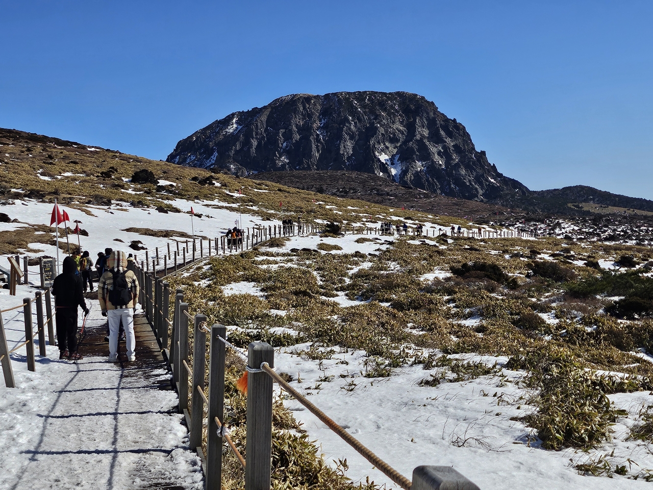 Hikers enjoy the winter scenery on snow-covered Hallasan in Jeju on Jan. 17, 2026. (Yonhap)