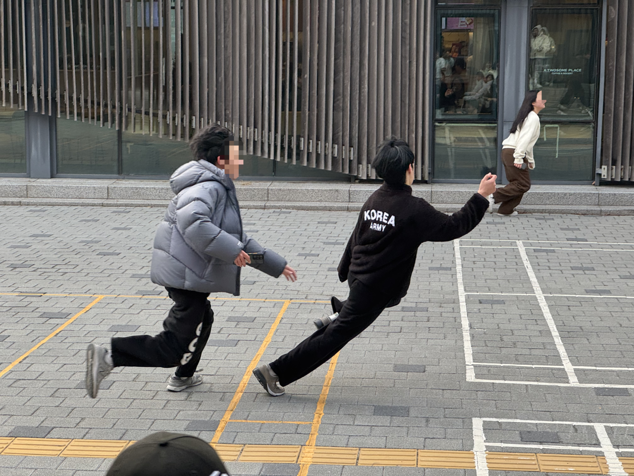 A player chases another on Saturday during a game of Cops and Robbers at Seoul Olympic Park in Songpa-gu, Seoul. (The Korea Herald/Lee Seung-ku)