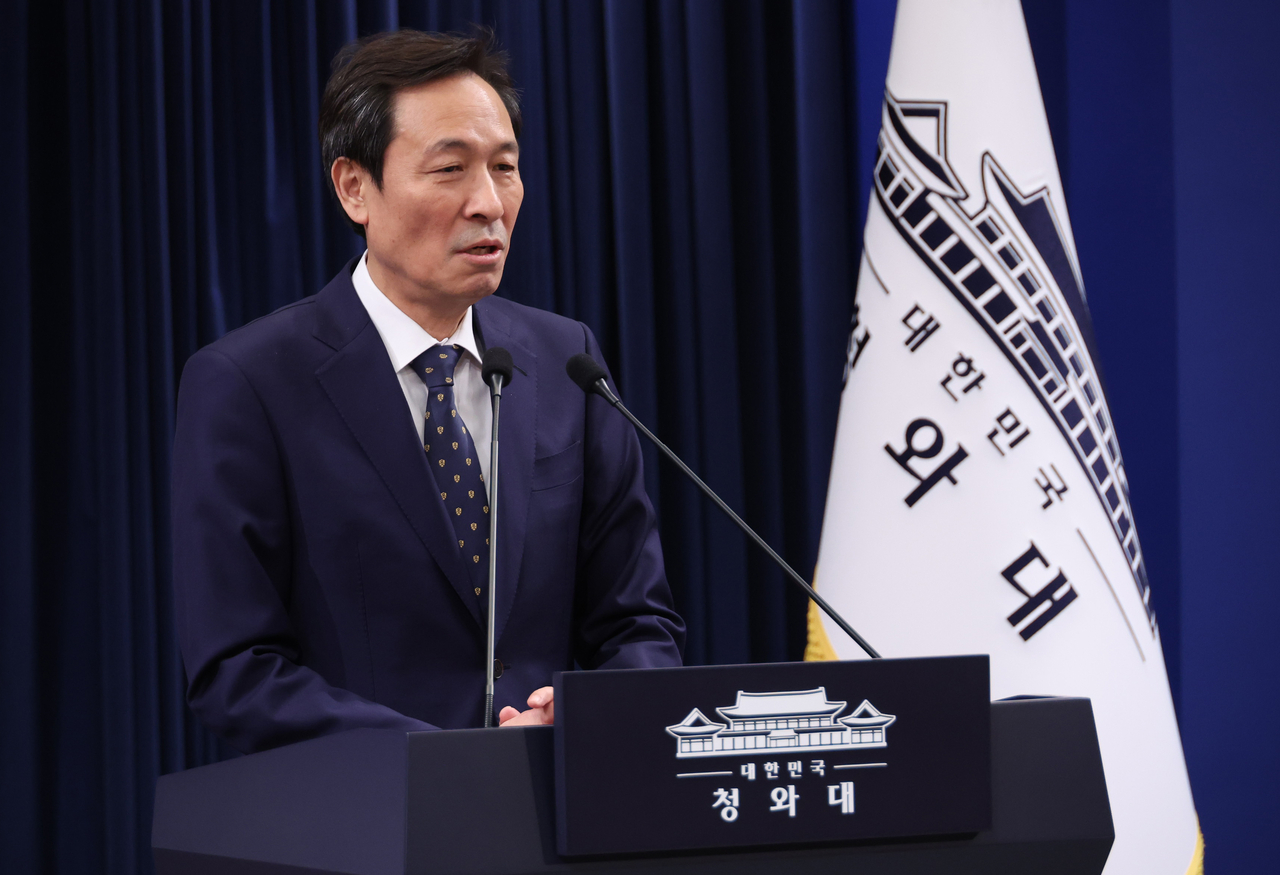 Woo Sang-ho, senior presidential secretary for political affairs, announces his resignation at Cheong Wa Dae on Sunday to run for Gangwon governor in the June 3 local elections. (Yonhap)