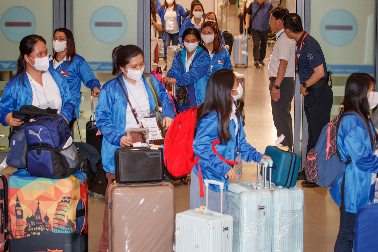 Women from the Philippines arrive at Incheon Airport to take part in Korea’s foreign domestic worker pilot program on Aug. 6, 2024. (Newsis)