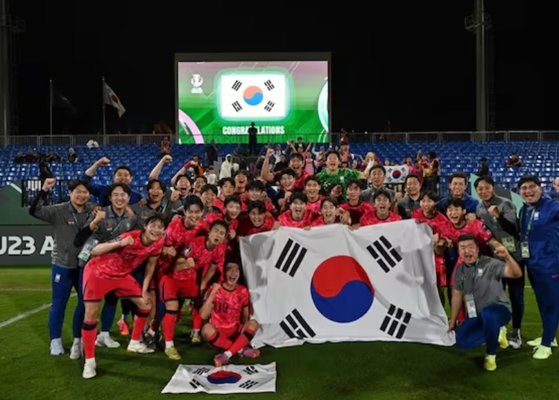 The Korea U-23 national football team celebrates with the Taegukgi after defeating Australia. (Korea Football Association)