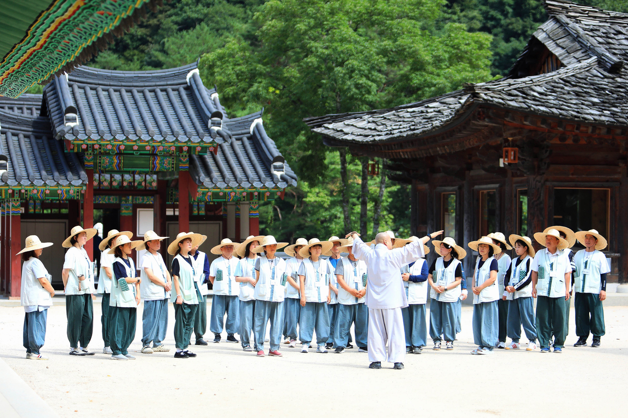 Participants take part in a "temple stay" program held at the Buddhist Baekdam Temple in the county of Inje in Gangwon Province, in this undated file photo provided by the municipality. (Yonhap)