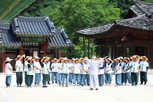 Nearly 350,000 people enjoy overnight 'temple stays' in 2025