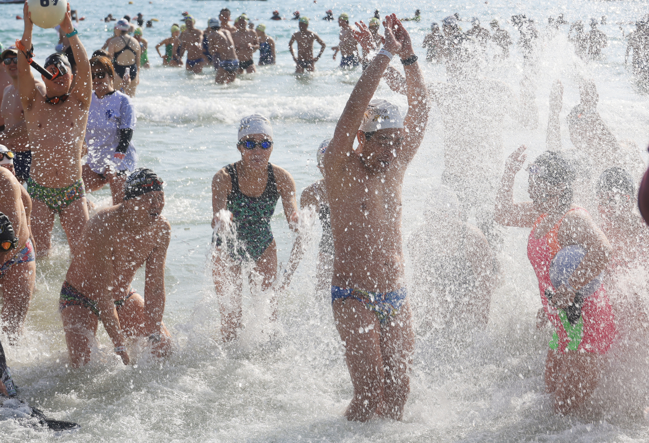 Participants splash in the frigid seawater during the 39th Polar Bear Festival held at Haeundae Beach in Busan on Sunday. (Yonhap)