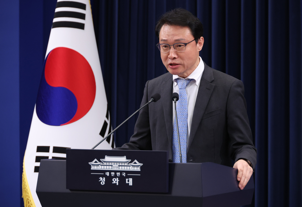 Lee Kyu-youn, senior presidential secretary for public relations and communication, briefs reporters at Cheong Wa Dae on Sunday on the appointment of Hong Ihk-pyo as the new senior secretary for political affairs. (Yonhap)