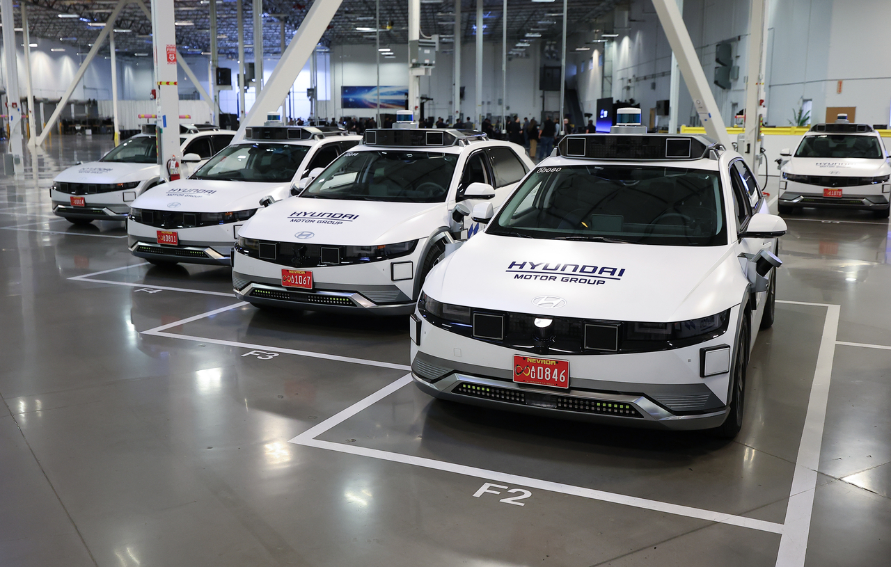 Motional staffers inspect the Ioniq 5 robotaxi fleet, lined up at the company’s technical center in Las Vegas, Nevada on Jan. 8. (Yonhap)