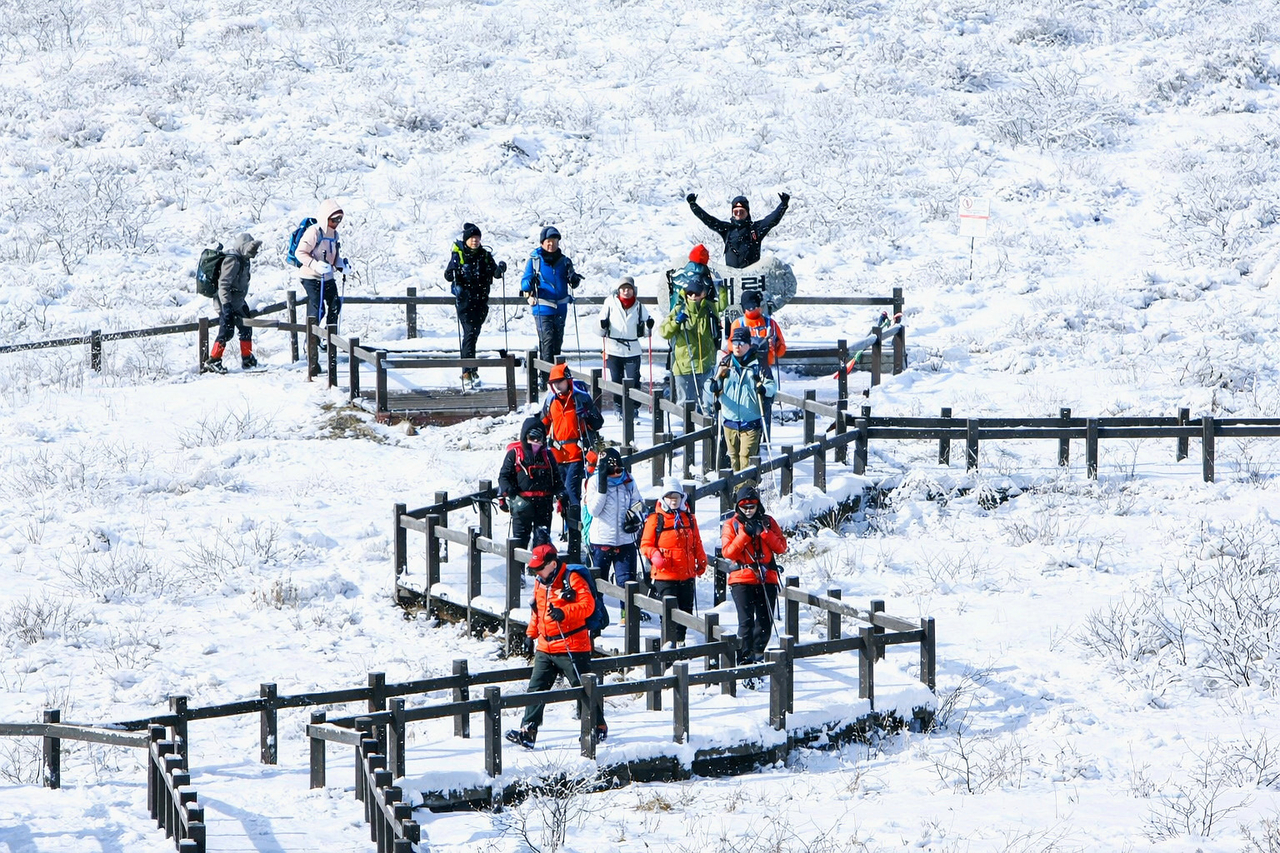 Hikers pose for photos on Saturday at Gombaeryeong in Inje County, Gangwon Province, after the area received heavy snowfall in recent days. (Yonhap)